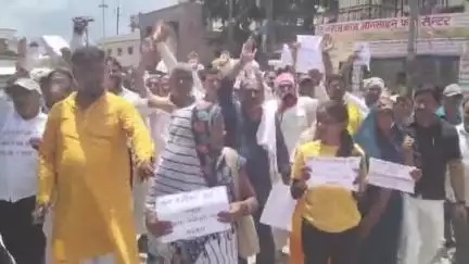 आज़मगढ़: डीएम कार्यालय पहुंचे कोटेदारों ने लगाई गुहार, कहा- समस्या नहीं सुलझी तो अगस्त में ठप होगा राशन वितरण, सौंपा ज्ञापन