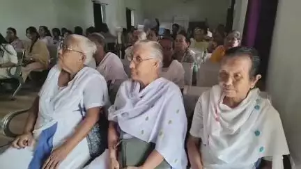 দাংতল ৰাজহ চক্ৰ: কাজলগাঁৱত ৬০ উৰ্ধ্বৰ আশা কৰ্মীক দুই লাখ টকাৰ চেক প্ৰদান, উপস্থিত জিলা আয়ুক্ত যতীন বৰা