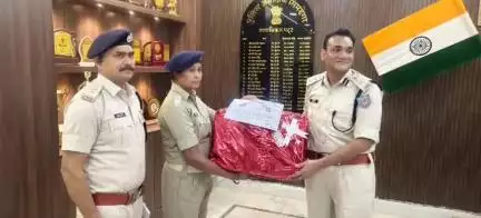 सिमडेगा: महिला आरक्षी रोसालिया तोपनो 'पुलिसमैन ऑफ द वीक' सम्मान से सम्मानित