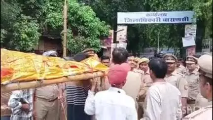जिला मुख्यालय पहुँचे जिला कारागार में निरुद्ध बंदी का शव लेकर परिजन