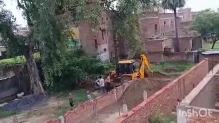 बुढ़नपुर: बुढ़नंपुर नगर पंचायत के ईश्वरपुर पवनी गांव में हो रहे अवैध निर्माण को न्यायालय के आदेश पर पुलिस ने रुकवाया