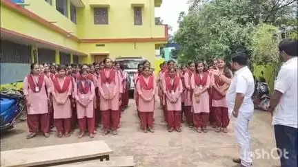 ସୋରଡା: ବାଲେଶ୍ବର ଫକୀର ମୋହନ କଲେଜର ଛାତ୍ରୀ ସୌମ୍ୟାଶ୍ରୀ ଆତ୍ମହତ୍ୟା ଘଟଣାର ପୁନରାବୃତ୍ତି ନକରିବା ପାଇଁ ସୋରଡା କଲେଜ ଛାତ୍ରୀଙ୍କୁ ଦେଳେ ଗୁରୁମନ୍ତ୍ର
