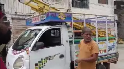 लाडपुरा: कोटा के वल्लभबाड़ी में बड़ा हादसा टला, सड़क पर गिरी 11 केबी की बिजली की लाइन, लोगों की सतर्कता से बची जानें