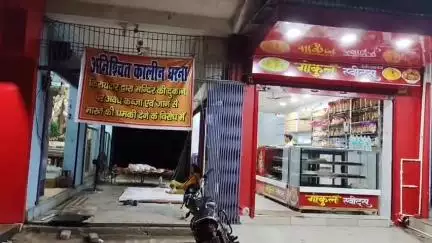 पडरौना: पड़रौना सुभाष चौक सांकेत बिहारी मंदिर की दुकानों पर अवैध कब्जे का आरोप, न्याय न मिलने पर महंत 1 जुलाई से धरनारत