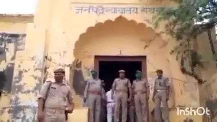 सिकंदराराऊ: माननीय न्यायालय ने थाना सिकन्द्राराऊ के आर्म्स एक्ट के 1 अभियुक्त को न्यायालय उठने तक की सजा व अर्थदंड सुनाई
