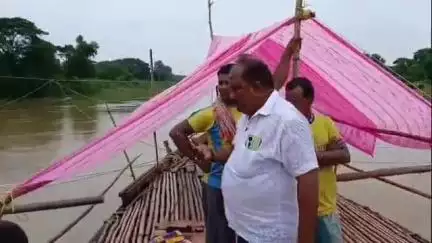 ডেবরা: টাবাগেড়িয়া এলাকায় কাঁসাই নদী জলস্তর বাড়তে শুরু করেছে,পরিদর্শনে বিধায়ক