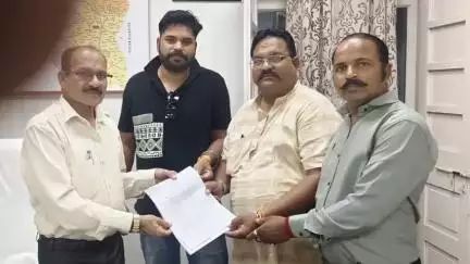 दलौदा: नसबंदी खुलवाने गई महिला की बच्चादानी निकालने के मामले में खारोल समाज ने सीएमएचओ को सौंपा ज्ञापन