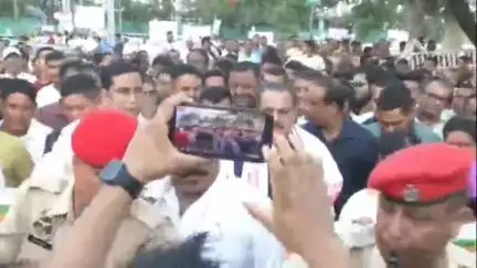 নলবাৰী: উচ্চেদ অভিযানক সমৰ্থন কৰি চহৰত ৰেলী ৷
মুখ্যমন্ত্ৰীক সমৰ্থন,উপস্থিত মন্ত্ৰী জয়ন্ত মল্ল বৰুৱা