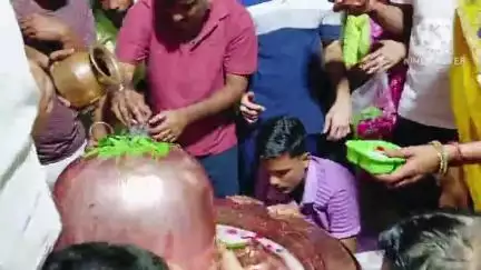 दौसा: सावन के महीने में भगवान शिव की पूजा के विशेष महत्व को देखते हुए नीलकंठ मंदिर में सामूहिक आरती का क्रम जारी रहा