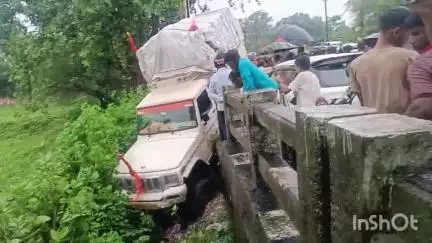देवरी: चतरो बाजार के पास खड़ी बोलेरो पिकअप लुढ़ककर पुलिया के नीचे खाई में गिरी