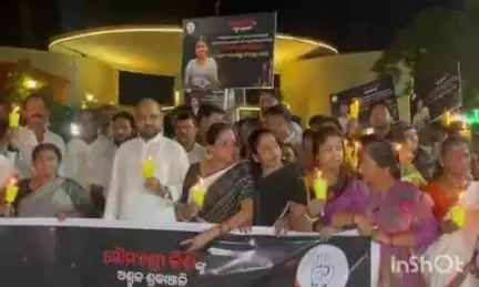 କଟକ ପୌରାଞ୍ଚଳ: ଦରଘା ବଜାର ଓ କଲେଜ ଛକରେ କଂଗ୍ରେସ, ଏସୟୁସିଆଇ ପକ୍ଷରୁ ମହମବତୀ ଶୋଭାଯାତ୍ରା, ମୃତ ଛାତ୍ରୀଙ୍କୁ ଶ୍ରଦ୍ଧାଞ୍ଜଳି ଓ ଶୋକଦିବସ