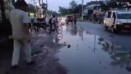 गड़हनी: जमकर बारिश होने से गड़हनी नगर पंचायत वार्ड 2 में पानी भर गया