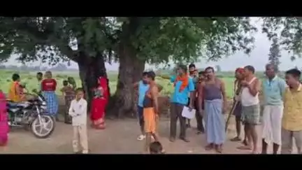पांकी: पांकी के चो रया गांव में ग्रामीणों ने सरकारी बांध और पइन को जेसीबी से किया क्षतिग्रस्त, ग्रामीण हुए उग्र