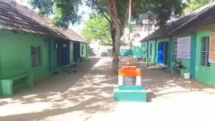 வேதாரண்யம்: கோடியக்காடு சுந்தரம் அரசு உதவி பெறும் தொடக்கப்பள்ளி  காலை உணவு திட்டம் 2ம் ஆண் டு துவக்கம் -பள்ளி சீருடையில் வரும் தலைமை ஆசிரியர்