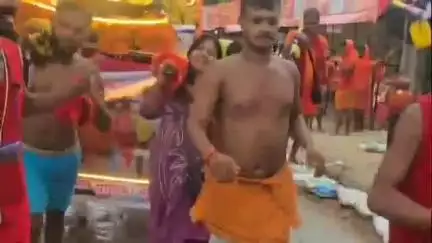 देवघर: कोलकाता के शिव भक्त कांवरिया संघ ने गणेश जी और शिवलिंग स्थापित कर 600 किलो का कावड़ लेकर देवघर आए