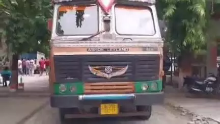 वैशाली: भूसी में छुपाकर ट्रक पर रखी भारी मात्रा में विदेशी शराब बरामद, वैशाली पुलिस ने एक पिकअप वैन भी ज़ब्त की
