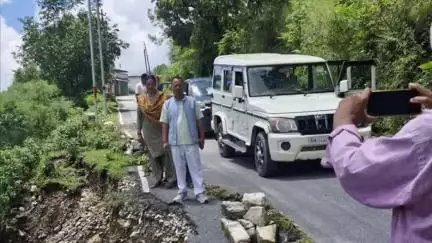 कपकोट: शामा रमाडी तेतम मोटर मार्ग, जो BRO कपकोट के पास है, रमाडी गांव के पास पूर्णतया क्षतिग्रस्त हो चुका है