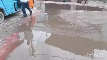 हाजीपुर: हाजीपुर सदर अस्पताल के इमरजेंसी गेट पर जमा वर्षा का पानी, अस्पताल प्रशासन की लापरवाही उजागर