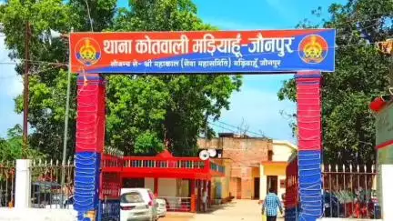 मड़ियाहू: सदरगंज मोहल्ले में बिजली का खंभा टूटकर डॉक्टर के मकान पर गिरा, बारजा हुआ क्षतिग्रस्त