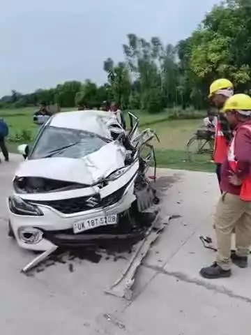 फतेहपुर: खागा के मंझिलगाव चौकी NH-2 में खड़े ट्रक में कार टकराई, महिला सहित 2 लोग गंभीर रूप से घायल, डॉ. ने किया रेफर