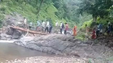 अक्कलकुवा: पिंपळखुटा ते मोठातोलवा पाडापर्यंत ४ किमी चा रस्ता मंजूर असूनही बनला नाही, ग्रामस्थांचा धोकेदायक प्रवास सुरूच