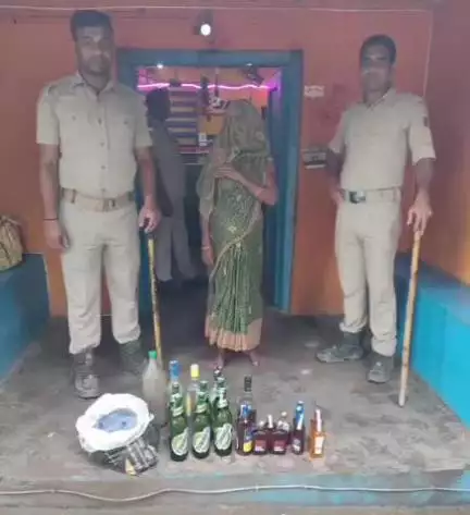 ସୁନ୍ଦରଗଡ ସହର: ଡ଼ିଷ୍ଟ୍ରିକ୍ଟ ମୋବାଇଲ ୟୁନିଟର ହେମଗିର ଥାନା କନିକାରେ ଅବକାରୀ ଚଢାଉ, ଦେଶୀ ଓ ବିଦେଶୀ ମଦ ସହ ଜଣେ ବଙ୍ଗାଳୀ ମହିଳା ଗିରଫ