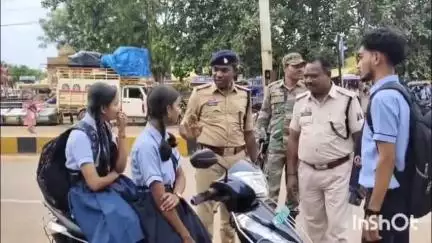 गुरूर: गुरुर पुलिस ने मोटरसाइकिल से स्कूल पहुंचने वाले बच्चों को दी समझाईश