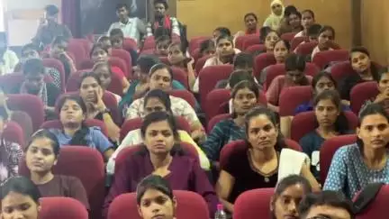 दमोह: PG कॉलेज में "नशे से दूरी है जरूरी" अभियान के अंतर्गत हुआ जागरूकता कार्यक्रम का आयोजन, युवाओं को नशा मुक्ति की दिखाई शपथ
