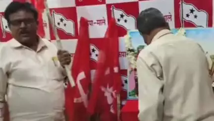 निरसा/चिरकुंडा: निरसा स्थित कार्यालय में मा स स के 10 कार्यकर्ताओं ने CPIM का झंडा थामा