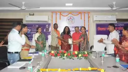 कलेक्टोरेट सभाकक्ष में सांसद संतोष पाण्डेय की अध्यक्षता में जिला खनिज न्यास संस्थान की बैठक आयोजित हुई