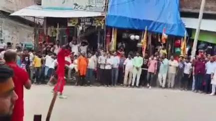 खागा: धाता में शिव शक्ति अखाड़ा के महंत ने हिन्दू युवाओं के शस्त्र प्रदर्शन के माध्यम से पुरानी परंपरा को जागरूक करने की पहल की