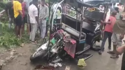 जखनिया: बहादुरगंज चौकी क्षेत्र के भैसही पुल के पास बस और ई-रिक्शा की टक्कर, 2 गंभीर घायल, 16 यात्रियों में मची अफरा-तफरी