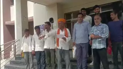 डग: डग में राष्ट्रीय किसान संगठन ने कर्ज माफी और फसल बीमा योजना की मुआवजा राशि दिलाने की मांग को लेकर सौंपा ज्ञापन