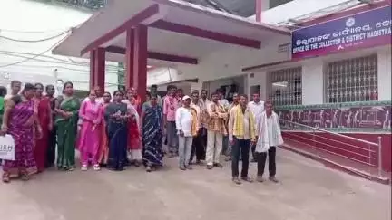କୋରାପୁଟ ସହର: ବନସୁଲି ଗ୍ରାମରେ ଏସ‌ଏଚଜି ଗୋଷ୍ଠୀ ଧାନ କିଣାରେ ଅନିୟମିତତା ଅଭିଯୋଗରେ ଜିଲ୍ଲାପାଳଙ୍କ ଦ୍ବାରସ୍ଥ ହେଲେ ଗ୍ରାମବାସୀ
