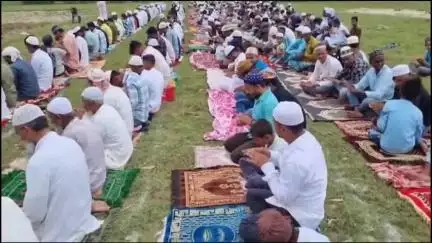 सिंघवारा: पानी की किल्लत को लेकर मुस्लिम समुदाय के लोगों ने इस्तस्का की नमाज अदा की