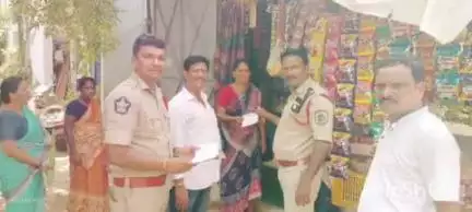 విశాఖపట్నం: గోపాలపట్నంలో బహిరంగ ధూమ పానం చేసిన వారికి అమ్మిన వారికి జరిమానా విధించిన పోలీసులు