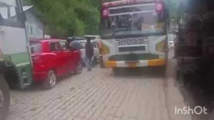 नेरवा: नेरवा सब्जीमंडी में लगा लंबा जाम, क्षेत्रवासियों ने सेब सीजन तक सब्जीमंडी में पुलिसकर्मी तैनात करने की की मांग