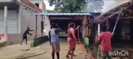 ମାଲକାନଗିରି: ସର୍ଟ ସର୍କିଟରେ ଚିତ୍ରାଙ୍ଗପଲି ଗ୍ରାମ ନିକଟସ୍ଥ ଦୈନିକ ହାଟରେ ଜଳିଗଲା ୨ଟି ଦୋକାନ ଗୃହ, ଲକ୍ଷାଧିକ ଟଂକାର ସାମଗ୍ରୀ ଜଳି ପୋଡ଼ି ପାଉଁଶ