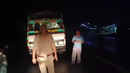 चंदौसी: चंदौसी न्यू बाईपास आगरा-मुरादाबाद हाईवे पर पान मसाला के बोरों से लदा जीएसटी चोरी का केंटर पकड़ा, पुलिस पहुंची