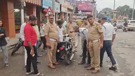 झांसी: झांसी में 'पटाखा' बुलेट पर पुलिस ने किया एक्शन, 46,500 का फाइन और 3 बाइक की गई सीज