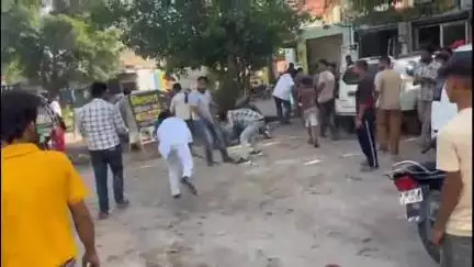 ठाकुरद्वारा: तिकोनिया चौराहे पर बीजेपी ब्लॉक प्रमुख पति की दबंगई कैमरे में कैद, ज़मीन के पैसे के विवाद में युवक को सरेआम पीटा