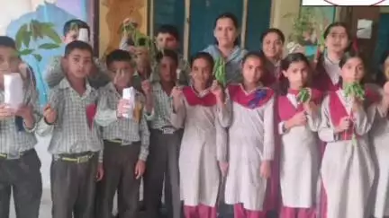 पांवटा साहिब: राजकीय उच्च विद्यालय डांडा पागर में 'माँ के नाम' अभियान के तहत एक पेड़ लगाया गया
