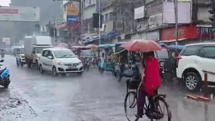 কৃষ্ণনগর ১: আবহাওয়া দপ্তরের তথ্য অনুযায়ী কৃষ্ণনগর সহ নদিয়া জেলা জুড়ে হলুদ সতর্কতা জারি, ৪০ থেকে ৫০ কিমি বেগে ঝড় ও বৃষ্টি