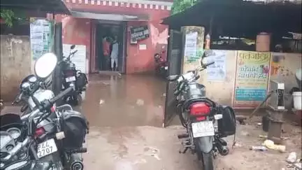 अमेठी: हल्की बारिश ने नगर पंचायत अमेठी की पोल खोली, तहसील-रजिस्ट्री ऑफिस परिसर में भरा पानी, लोगों को हुई परेशानी