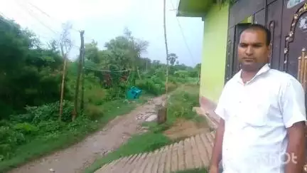 हिलसा: हिलसा बस स्टैंड: पोल के अभाव में बांस के सहारे विद्युत तार, एसडीओ बोले होगा निदान