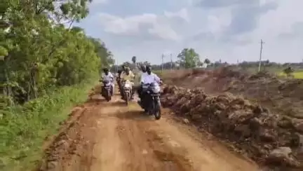 పెద్ద కుమ్మెర మైనర్ కాలువ పనులను బైక్పై స్వయంగా వెళ్లి పరిశీలించిన తిరువూరు ఎమ్మెల్యే కొలికపూడి శ్రీనివాసరావు