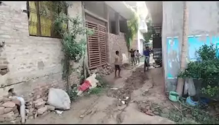 बेल्थरा रोड: चौकियां गांव में नई बस्ती का रास्ता बना नाला, बरसात में थमती है जिंदगी, ग्रामीणों का फूटा गुस्सा #jansamasya