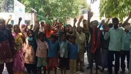 नौतन: शिवराजपुर में रास्ता बंद होने से ग्रामीणों का प्रदर्शन, निजी जमीन का दिया जा रहा हवाला