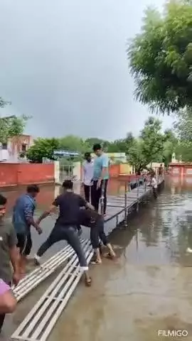 सुजानगढ़: सुजानगढ़ में मोक्ष धाम के आगे बरसाती पानी भरा, शव यात्रा के लिए बनाया गया अस्थाई पुल