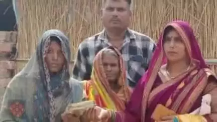 पट्टी: बरचौली गांव में ट्रक चालक रवि की मौत के बाद परिजनों की मदद के लिए ट्रक चालकों ने की एक लाख की आर्थिक मदद